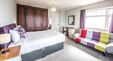 Фото номера Номер с кроватью размера «queen-size», вид на море Гостевой дом Westport Heights г. Уэстпорт 5