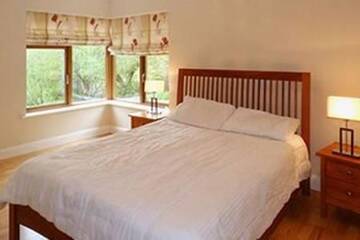 Фото номера Дом с 4 спальнями Дома для отпуска Westport, Co. Mayo - Sleeps 10, Pool Table, ideal holiday base г. Уэстпорт 8