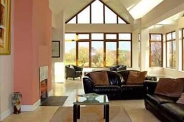 Фото номера Дом с 4 спальнями Дома для отпуска Westport, Co. Mayo - Sleeps 10, Pool Table, ideal holiday base г. Уэстпорт 11
