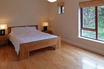 Фото номера Дом с 4 спальнями Дома для отпуска Westport, Co. Mayo - Sleeps 10, Pool Table, ideal holiday base г. Уэстпорт 19