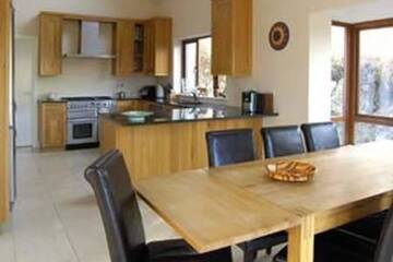 Фото номера Дом с 4 спальнями Дома для отпуска Westport, Co. Mayo - Sleeps 10, Pool Table, ideal holiday base г. Уэстпорт 7